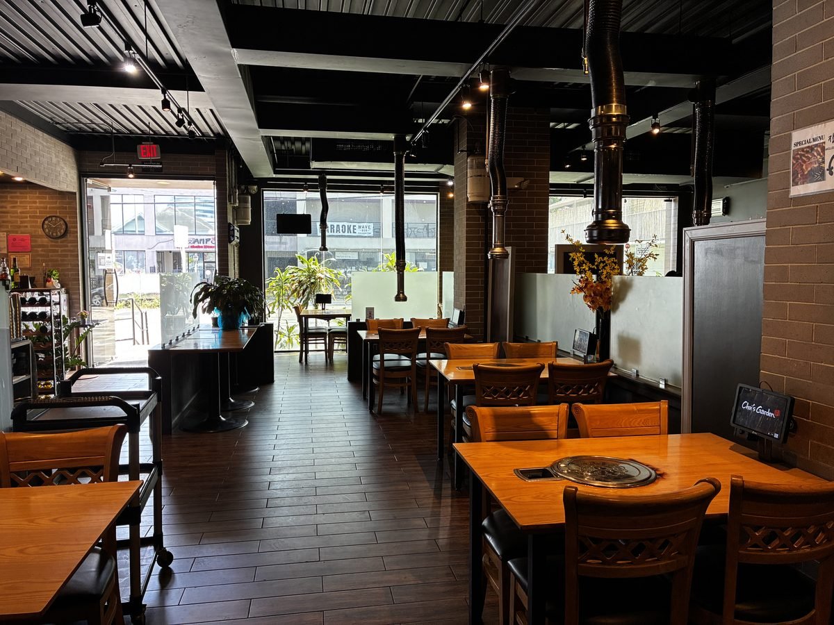 Choi's Garden main dining room — Korean restaurant Honolulu
